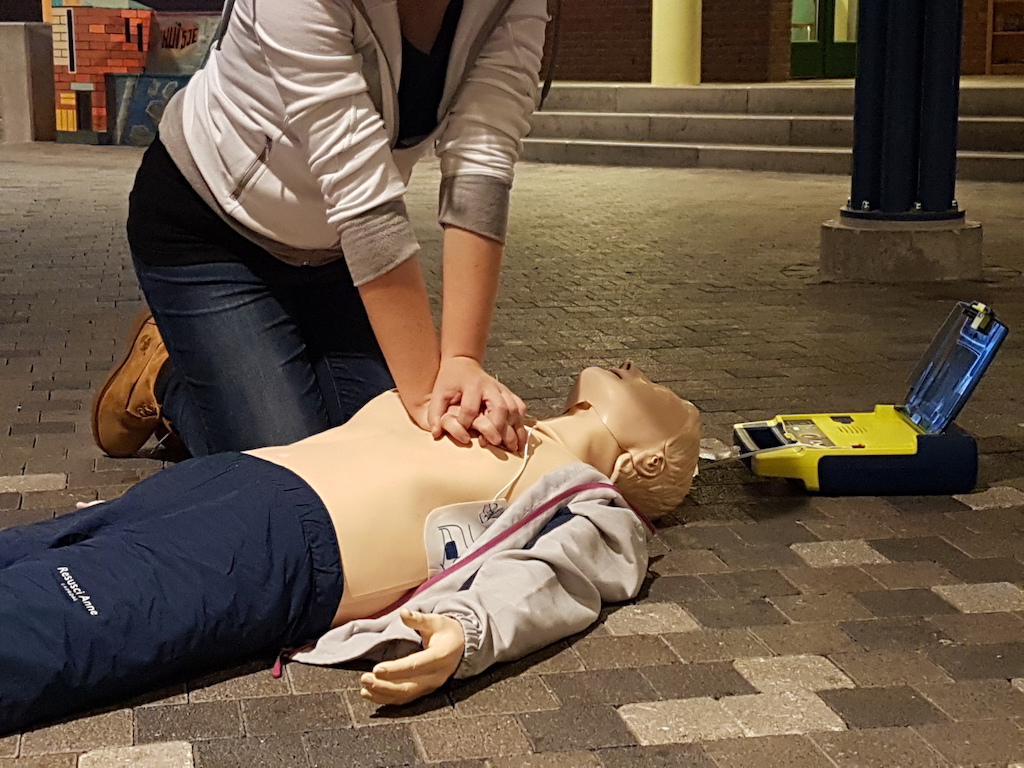 Afbeelding van een reanimatie met AED op een pop